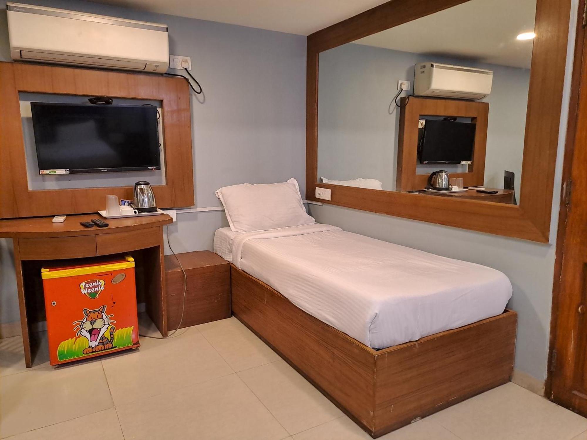 Hotel Cruz Royale Mumbai  Buitenkant foto
