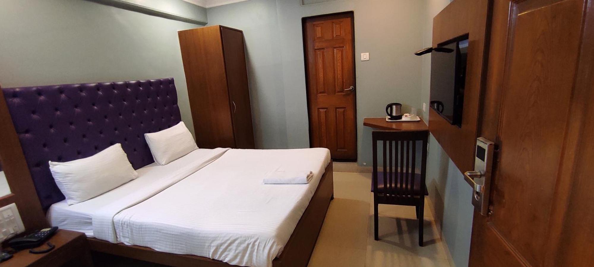 Hotel Cruz Royale Mumbai  Buitenkant foto