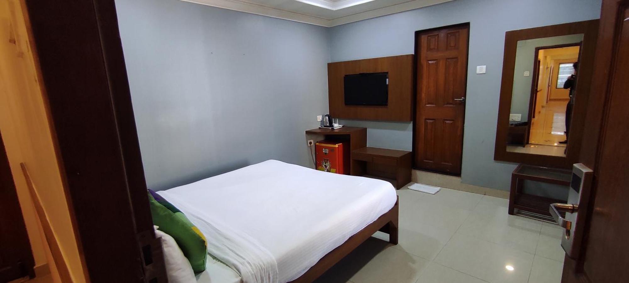 Hotel Cruz Royale Mumbai  Buitenkant foto